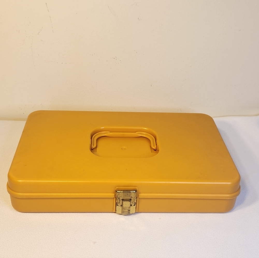 Vintage Wil-Hold Wilson Manufacturing Co Sewing Bobbin and Thread Case